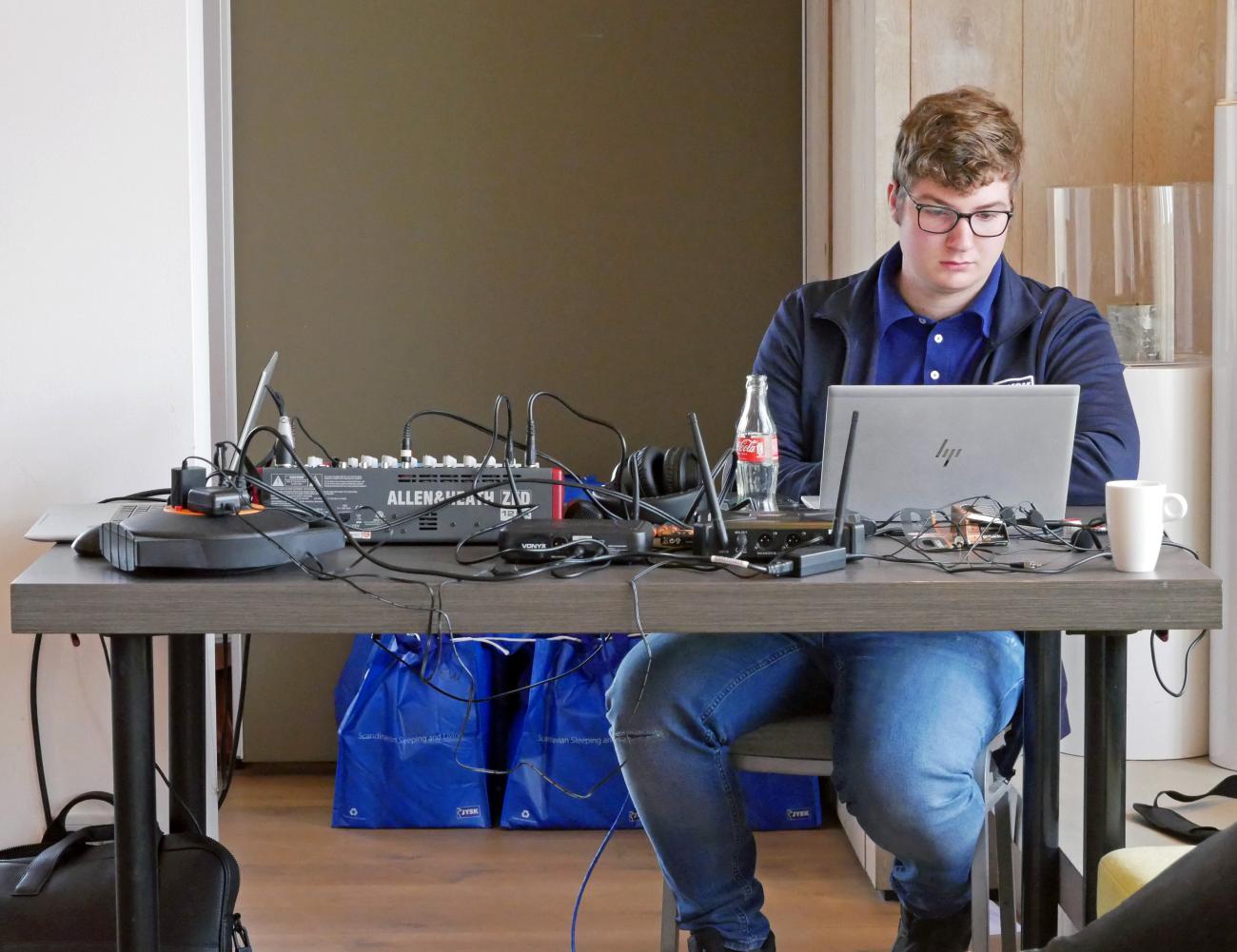 Swen van der Kemp verzorgt de techniek
