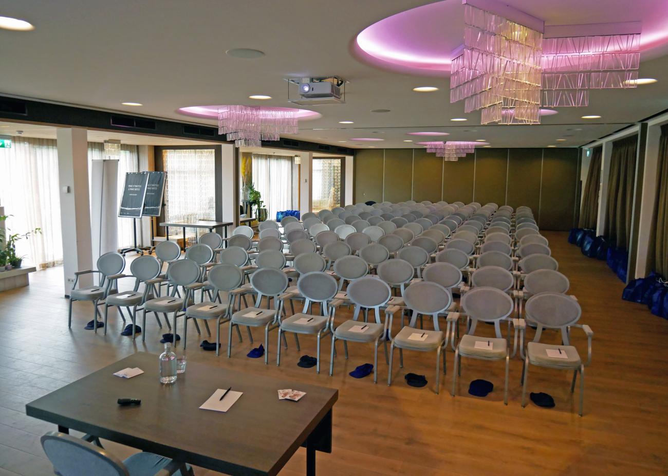 De lege zaal voor aanvang van de Nationale Store Managers Dag