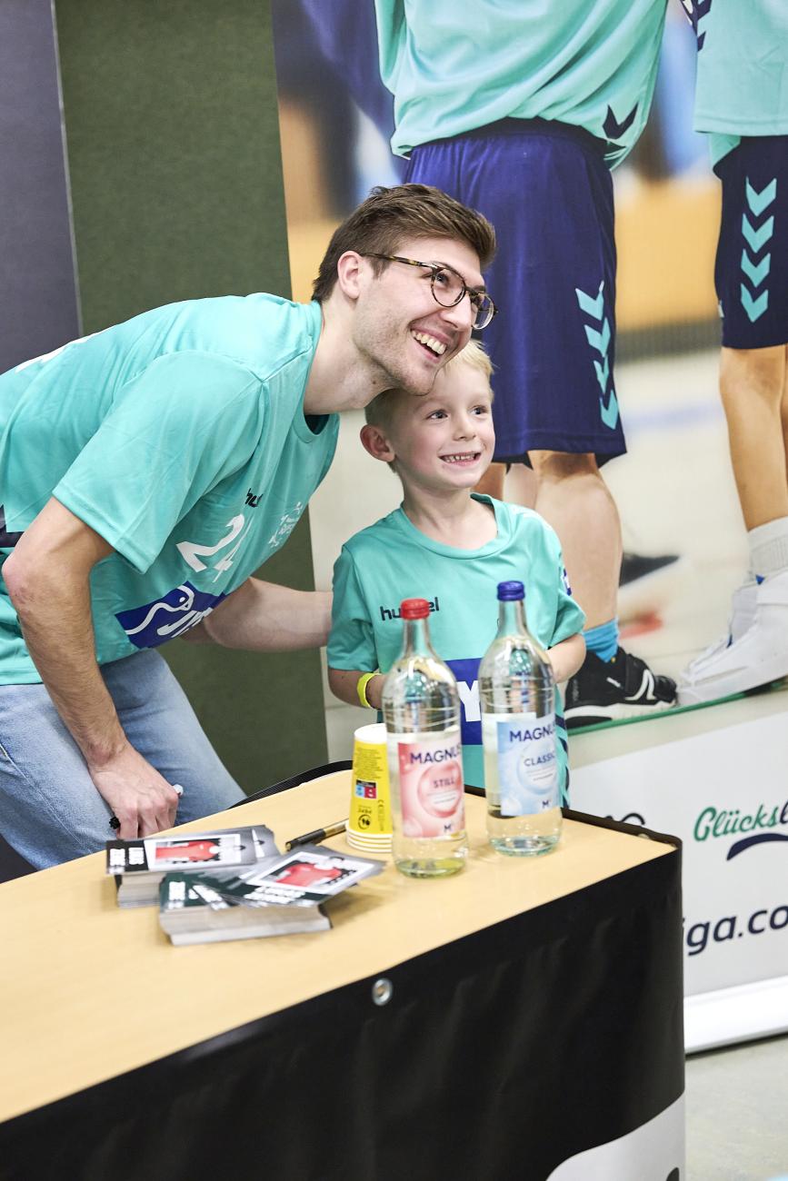 Lukas Zerbe vom TBV Lemgo nahm sich Zeit für Fotos und Autogramme. (Bildquelle Matthias Wieking) 