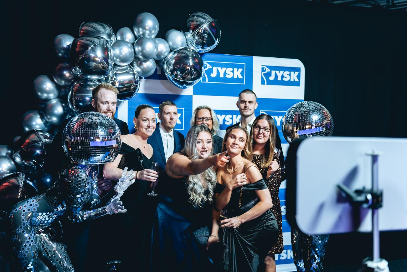En grupp JYSK-medarbetare vid selfiekameran under förfesten. Foto: Joakim Thörne