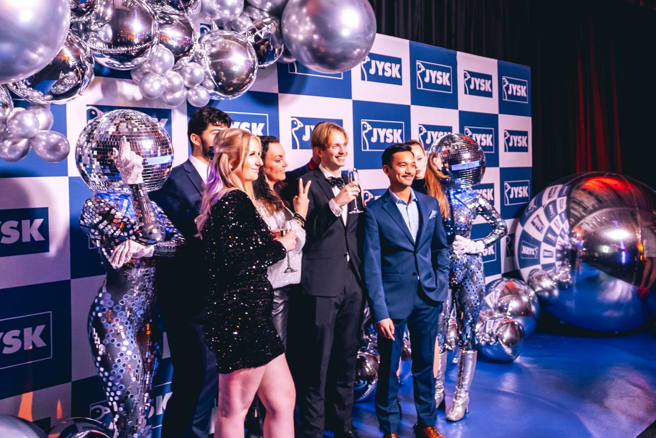En grupp JYSK-medarbetare vid selfiekameran under förfesten. Foto: Joakim Thörne