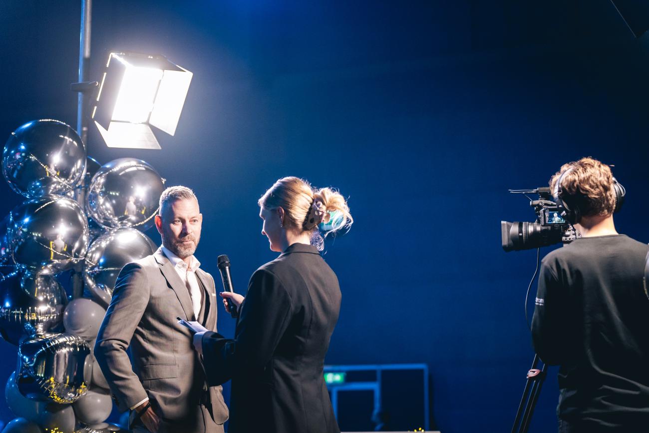 JYSKs vd Johan Sjödin blir intervjuad innan festen drar igång.  Foto: Joakim Thörne