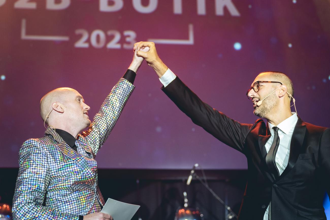 Retail Manager Anders Ljungar och B2B Manager Lars Svantesson under prisutdelningen. Foto: Joakim Thörne.