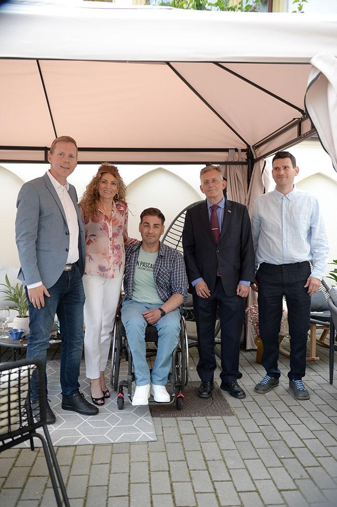 Martin Fyn Aamand (JYSK Danemarca), Contantina Diță, Ciprian Anton (Comitetul Național Paralimpic Român), ES Dl. Uffe A. Balslev, Ambasadorul Regatului Danemarcei în România și Claudiu Miu (Climb Again)