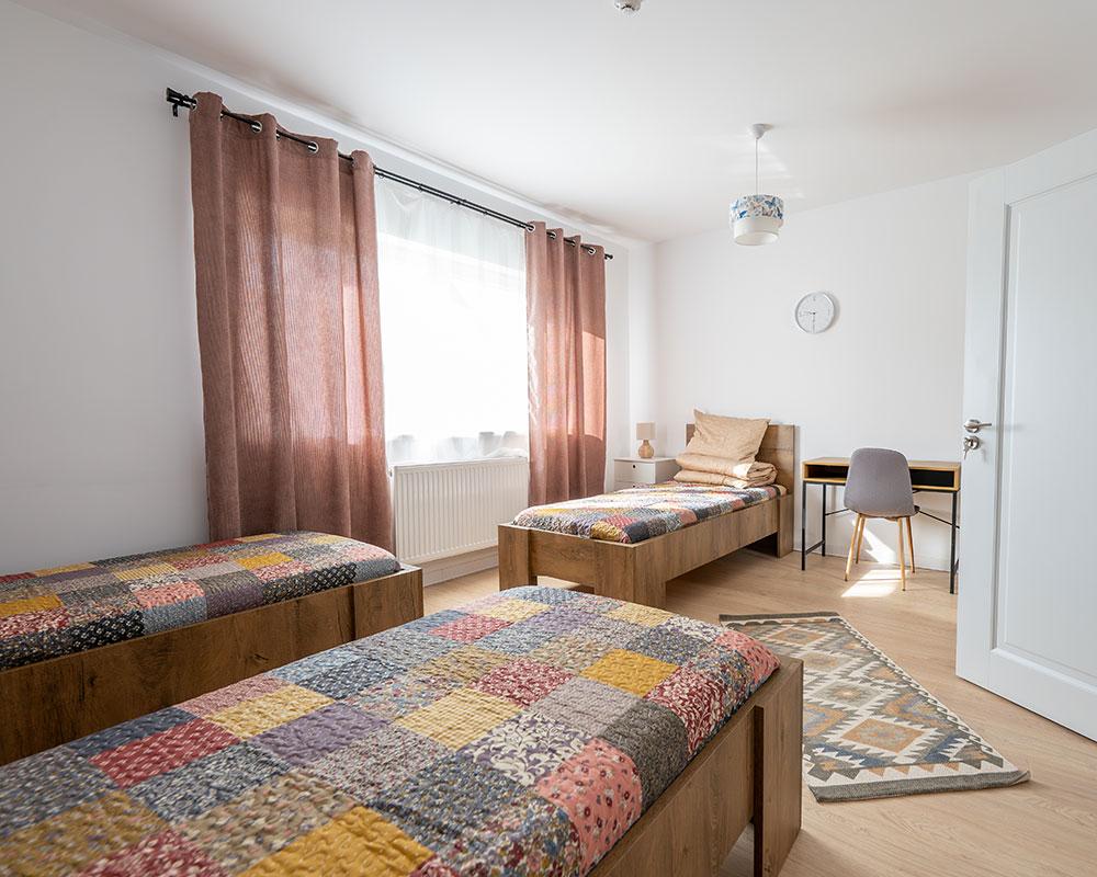 Dormitor într-una dintre casele de tip familial HHC din județul Iași, inaugurată în aprilie 2025