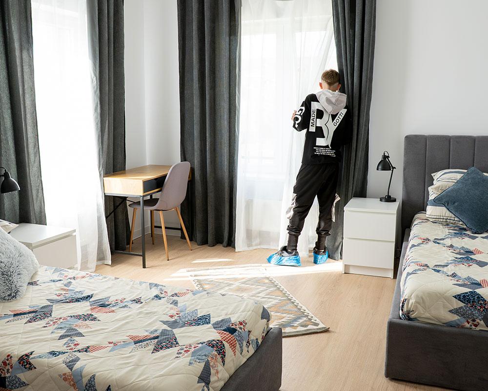 Dormitor într-una dintre casele de tip familial HHC din județul Iași, inaugurată în aprilie 2025