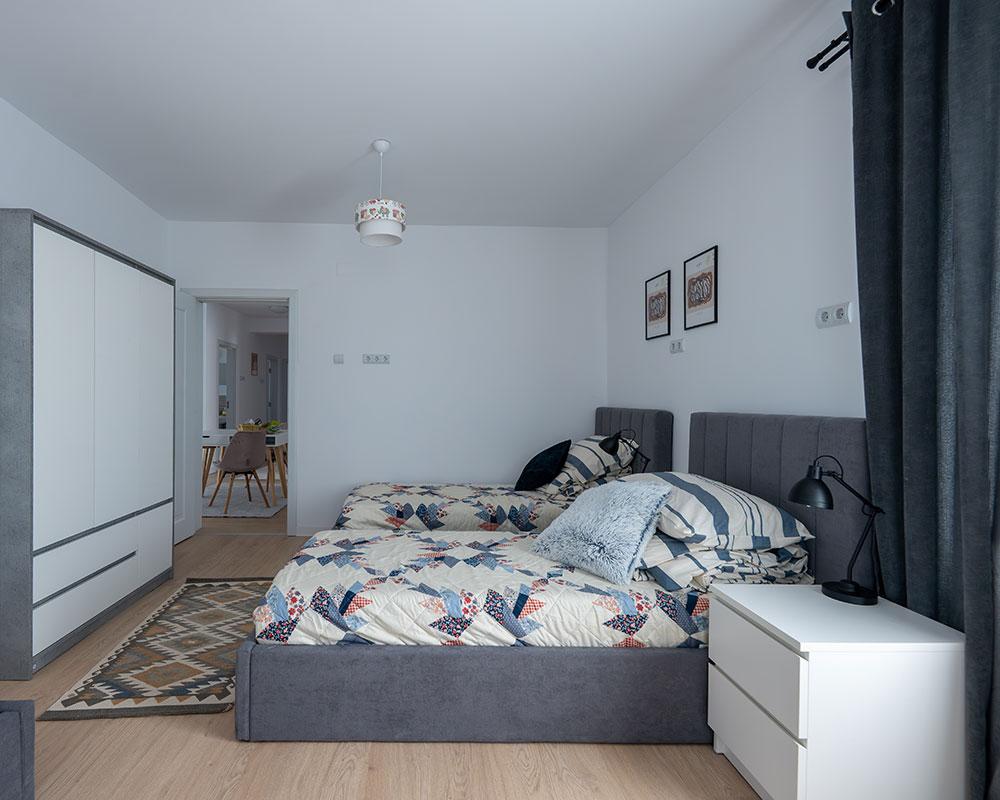 Dormitor într-una dintre casele de tip familial HHC din județul Iași, inaugurată în aprilie 2025