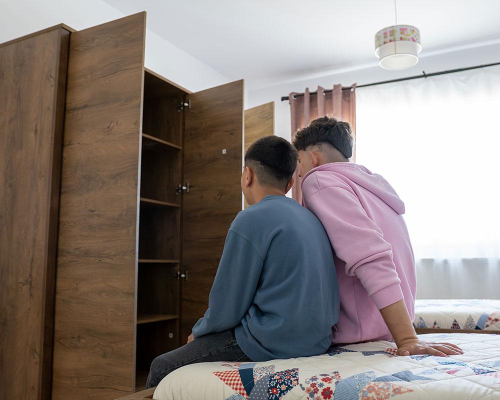 Dormitor într-una dintre casele de tip familial HHC din județul Iași, inaugurată în aprilie 2025