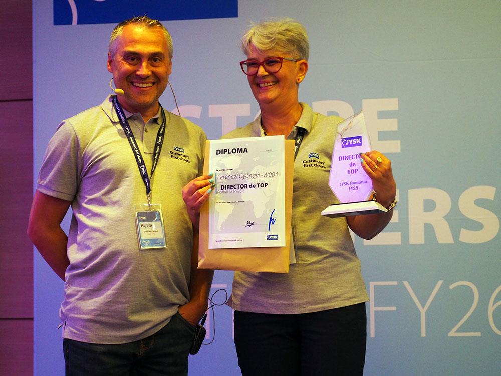 Cristi Cuzmin, Financial Director, a premiat directorii de top. În fotografie, alături de – Gyongyi Ferenczi JYSK Targu Mureș