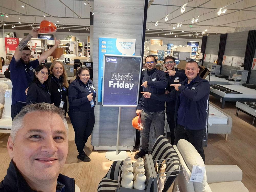 Cornel Pescaru, District Manager (stânga), la JYSK Vulcan 