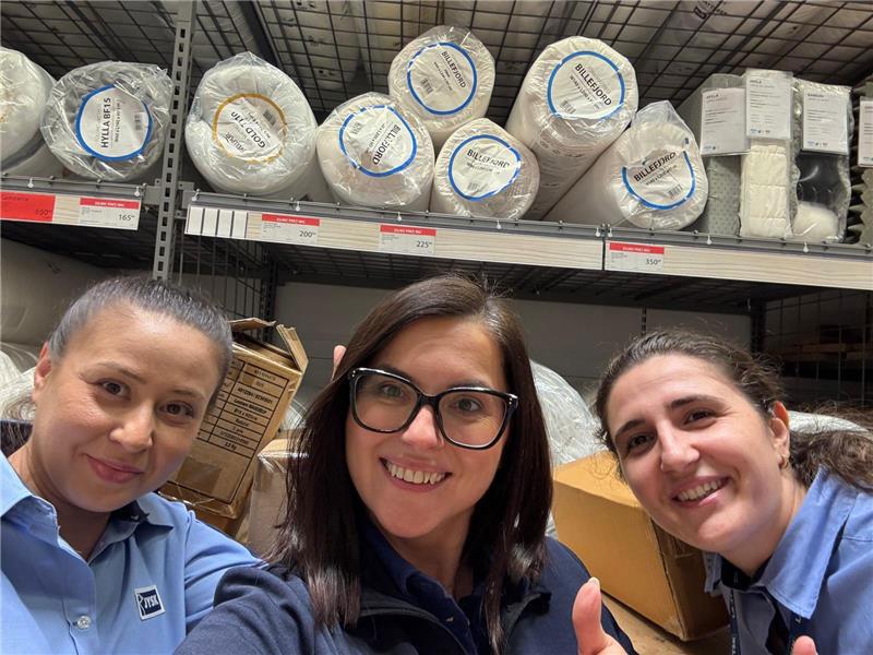 Lavinia Untaru, HR Business Partner (stânga) și Johanna Chivaran, HR Manager (centru) la JYSK Balotești