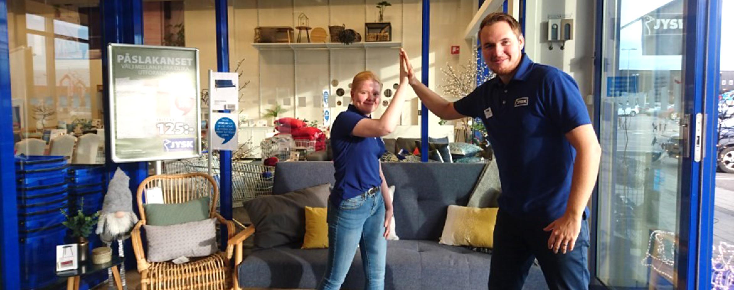 Jobbsuggan Emma och butikschefen Andreas går high five innan arbetspasset börjar.