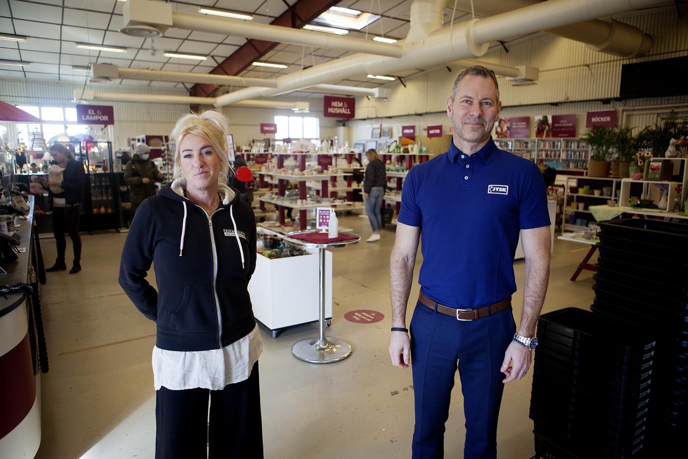 Linda Nehlstedt, butikschef på Erikshjälpen Second Hand i Malmö, och JYSK Sveriges vd, Johan Sjödin.