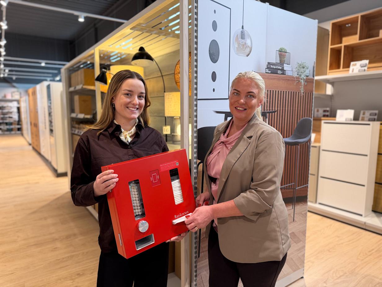 JYSK Norge inngår samarbeid med Redlocker og installerer dispensere med bind og tamponger til alle sine kvinnelige kolleger.