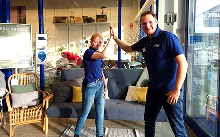 Jobbsuggan Emma och butikschefen Andreas går high five innan arbetspasset börjar.