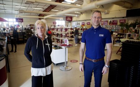 Linda Nehlstedt, butikschef på Erikshjälpen Second Hand i Malmö, och JYSK Sveriges vd, Johan Sjödin.