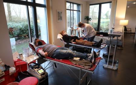 Ein Mann und eine Frau liegen auf zwei Liegen, ihnen wird Blut abgenommen