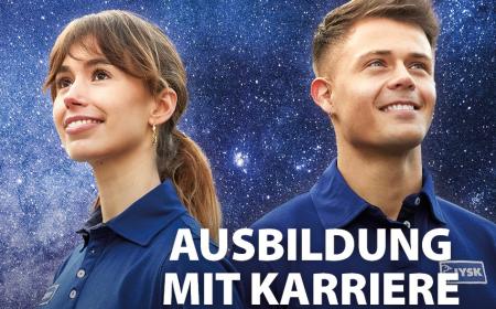 Eine junge Frau mit Pferdeschwanz und ein junger Mann mit kurzen Haaren schauen Richtung Sternenhimmel. Auf dem Bild steht der Slogan "Ausbildung mit Karriere"