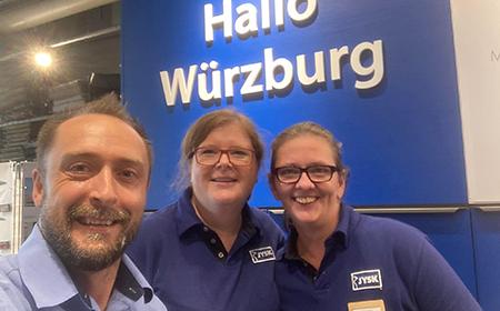 Steve mit Store-Kolleginnen