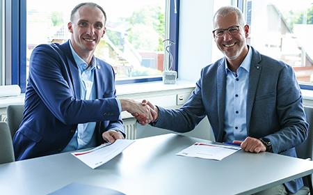 Christian Schirmer (rechts) und Holger Glandorf bei der Vertragsunterzeichnung