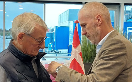 Hans Jørgen modtager medalje