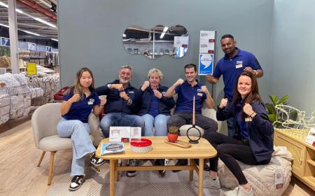 Stagiaire Ilse Groothuizen (links) en B2B Manager Rajiv Bakas (staand) hielpen mee in de winkel van JYSK in Cruquius.