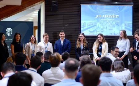 Alumnos de EDEM presentando sus casos