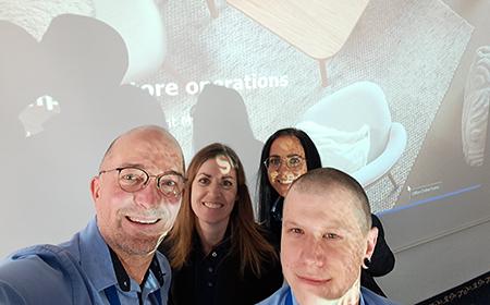 ​  Lars, Ivonne, Patrick und District Manager Trainee Christina stellen ihren CSF auf dem Management Meeting vor ​