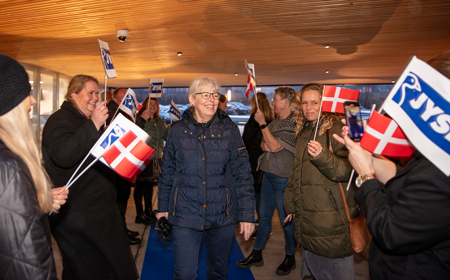 Lone bliver budt velkommen af JYSK HO