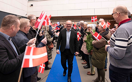 John blev modtaget med flag, kram og klapsalver.