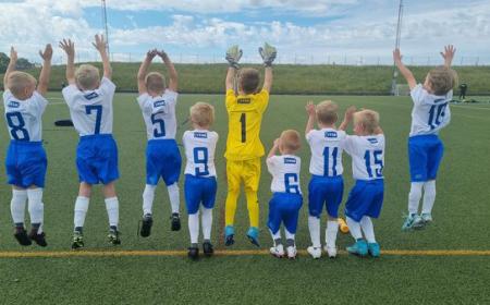 Glada barn i sina nya matchtröjor med JYSK-logga.