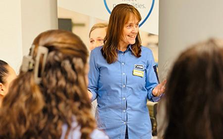 Lene undervisar på butikschefsprogrammet