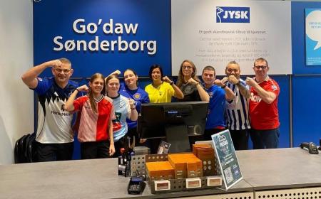En stor del af medarbejderne i JYSK havde fredag d. 6. marts skiftet de velkendte JYSK-poloer og -skjorter ud med fodboldtrøjer for at støtte Børnecancerfondens arbejde.